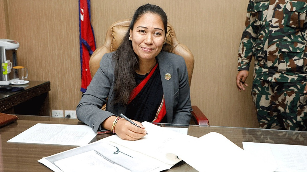 अहिलेसम्म ८२५ जना शिक्षकहरूले राजनीतिक आबद्धता त्यागे : शिक्षामन्त्री सुमना श्रेष्ठ