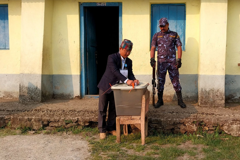 रास्वपाका उम्मेदवार मिलन लिम्बूले गरे मतदान