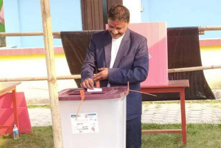 इलाम २ मा कांग्रेस उम्मेदवार डम्बर खड्काले पनि गरे मतदान