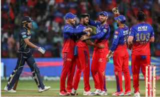 गुजरातलाई ४ विकेटले हराउँदै आरसिबी आईपिएलको सातौं स्थानमा