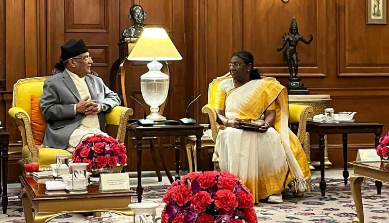 प्रधानमन्त्री प्रचण्ड र राष्ट्रपति द्रौपदी मुर्मुबीच शिष्टाचार भेट