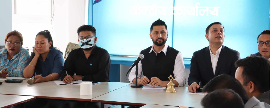बैठक प्रत्यक्ष प्रसारण नगरेको भन्दै महामन्त्री ढकालद्वारा मुखमा कालो टेप टासेर बिरोध