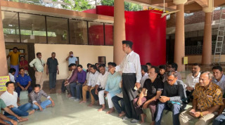बंगलादेशमा रहेका हिन्दू मन्दिरहरूलाई स्थानीय तथा विद्यार्थीहरूले घेरेर सुरक्षा दिँदै