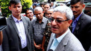 गृहमन्त्रीद्वारा भूकम्प प्रभावितलाई अनुदान रकम हस्तान्तरण