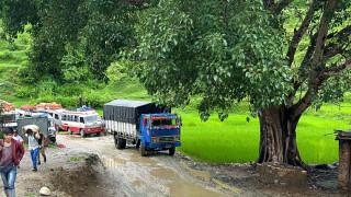 चार दिनदेखि कर्णाली राजमार्ग अवरुद्ध हुँदा करोडौँको स्याउ अलपत्र