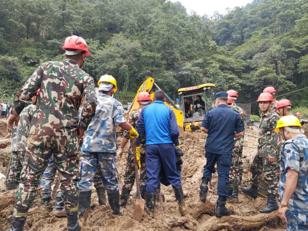 झ्याप्लेखोला पहिरो : ३ वटा गाडी पुरिँदा ३० जनाको मृत्यु भएको पुष्टि