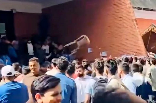 अखिल क्रान्तिकारीको जारी सम्मेलनमा कुर्सी हानाहान
