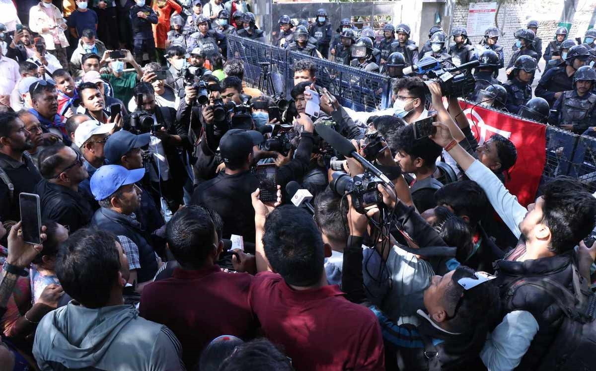 बालुवाटारमा रास्वपाको प्रदर्शन, तीन दर्जन नेता कार्यकर्ता पक्राउ