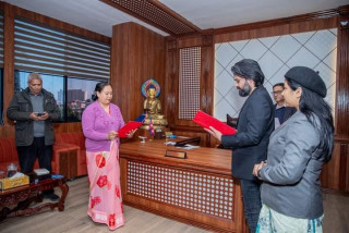मेयर बालेनले गराए नवनिर्वाचित वडाध्यक्ष श्रेष्ठलाई शपथ