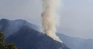महाभारत क्षेत्रमा लागेको आगो निभाउन हेलिकप्टरको प्रयोग
