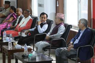 नेपाली कांग्रेसका पदाधिकारीले मन्त्रीहरूसँग छलफल गर्दै