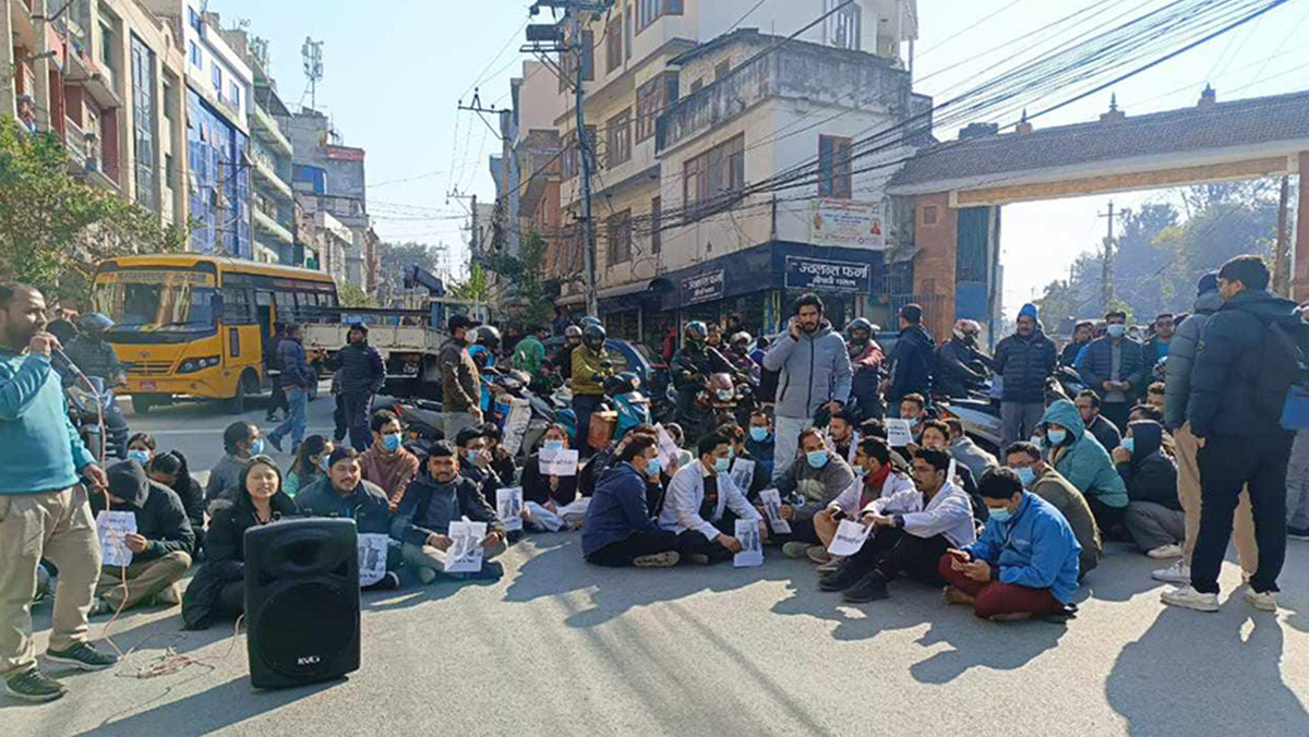 आवासीय चिकित्सकहरुले काठमाडौंमा आन्दोलन गर्ने