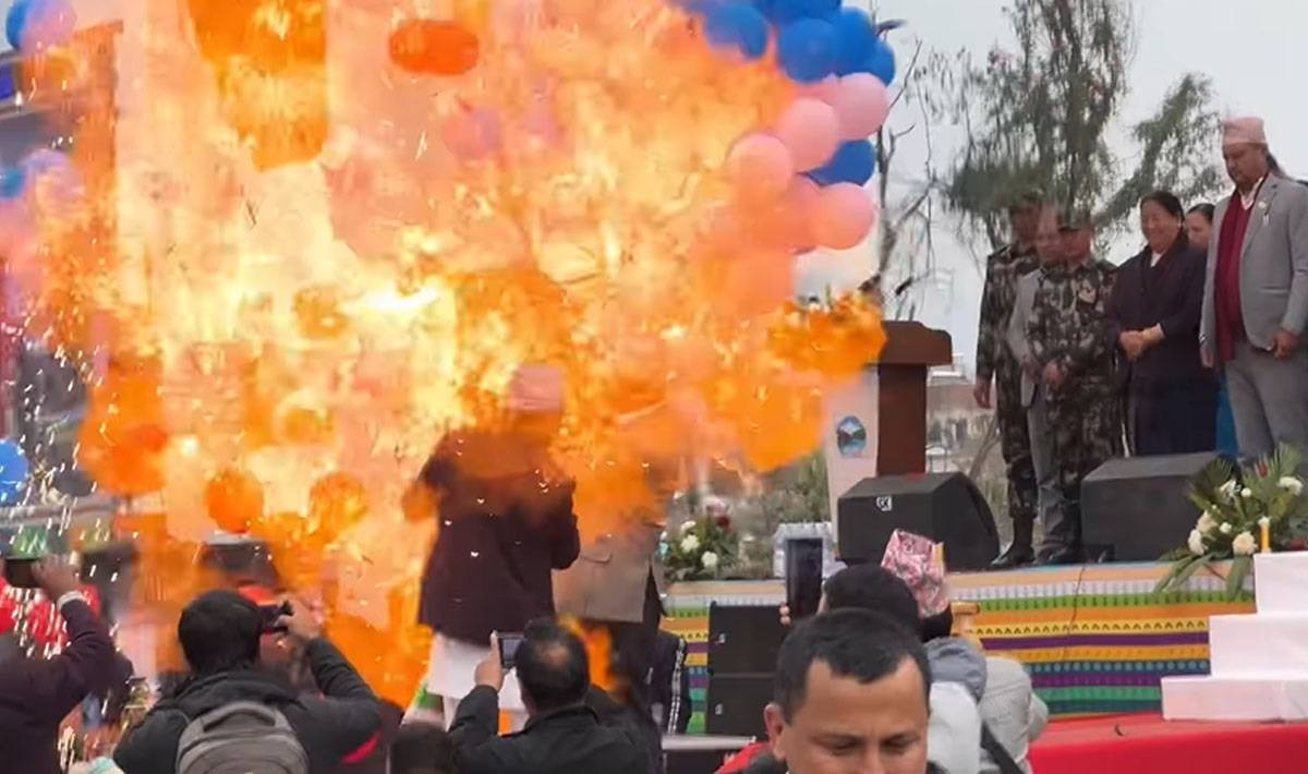 बेलुनमा हाइड्रोजन भरेर बेच्ने भारतीय नागरिक पक्राउ