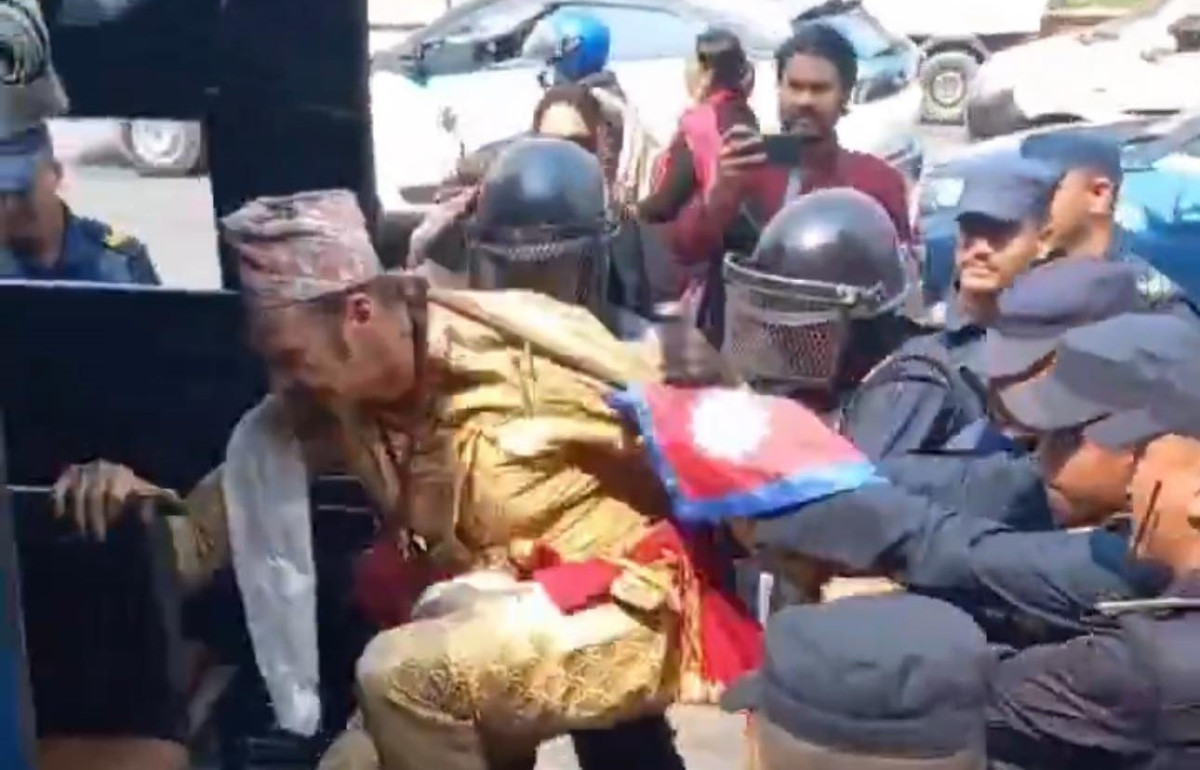 कुलमान पक्षको आन्दोलनमा ‘राजाको पोष्टर बोक्ने’ विदेशी नागरिक पक्राउ