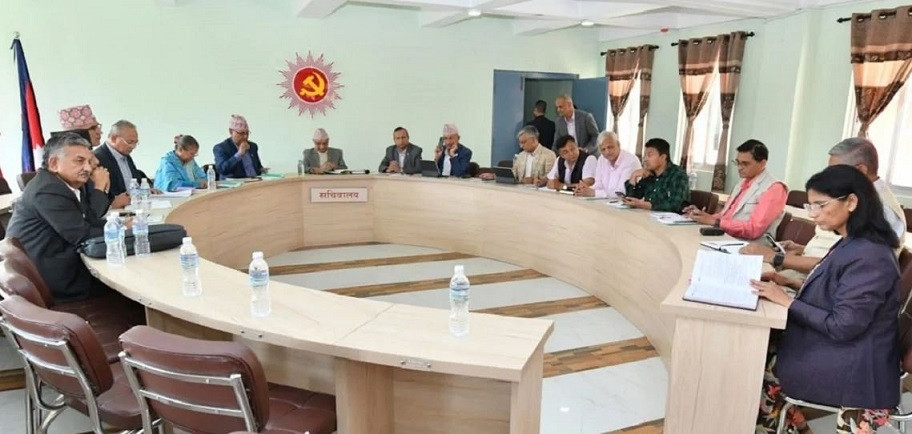 ‘व्यर्थको प्रयत्न’ मा नलाग्न पूर्वराजालाई एमालेको आग्रह, ज्ञानेन्द्रको शासन कल्पना गर्न नसकिने टिप्पणी - राजतन्त्रलाई निकृष्ट, निर्दलीय, निरङ्कुश व्यवस्थाको संज्ञा (खास खबर)