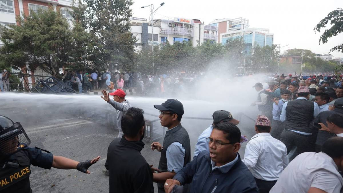 आन्दोलनरत शिक्षक र प्रहरीबीच झडप
