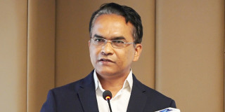 नवनियुक्त गभर्नर डा. विश्व पौडेलले आज शपथ ग्रहण गर्दै