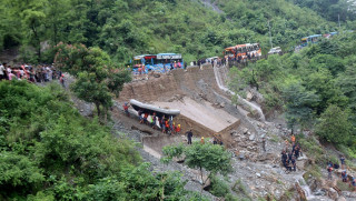 सिमलताल बस दुर्घटनाको एक वर्ष पुरा, दुई बससँगै ४० जनाको अवस्था अझै अज्ञात, विपद प्रतिकार्य र पूर्वाधार निर्माणमा सरकार चुकेको चुकै (खासखबर)
