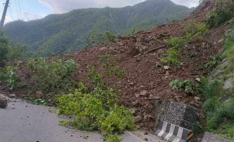 काठमाडौं–मुग्लिन सडकखण्ड फेरी अवरुद्ध, धादिङको जवाङ खोलामा ठुलो पहिरो, बैकल्पिक मार्ग प्रयोग गर्न आग्रह