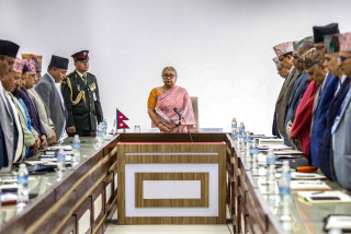 सरकारलाई टाउको दुखाई बन्दै फरार कैदीबन्दी, लुटिएका हतियार र कैदि फिर्ता लिन सकस, सुरक्षा चुनौतिले अझै बनेन निर्वाचनको वातावरण (खासखबर)
