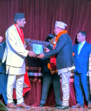 लक्ष्मण राजवंशी आदर्श गुरु सम्मानबाट संस्कृत शिक्षक उदिम पन्त सम्मानित