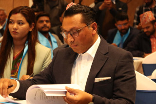 संसद छिर्नु अघि रवि र बालेनको उपस्थिति बिनै सांसदहरुलाई रास्वपाको रिहर्सल, प्रतिपक्षी विहीन संसदको अभिव्यक्ति विवादित(खास खबर)
